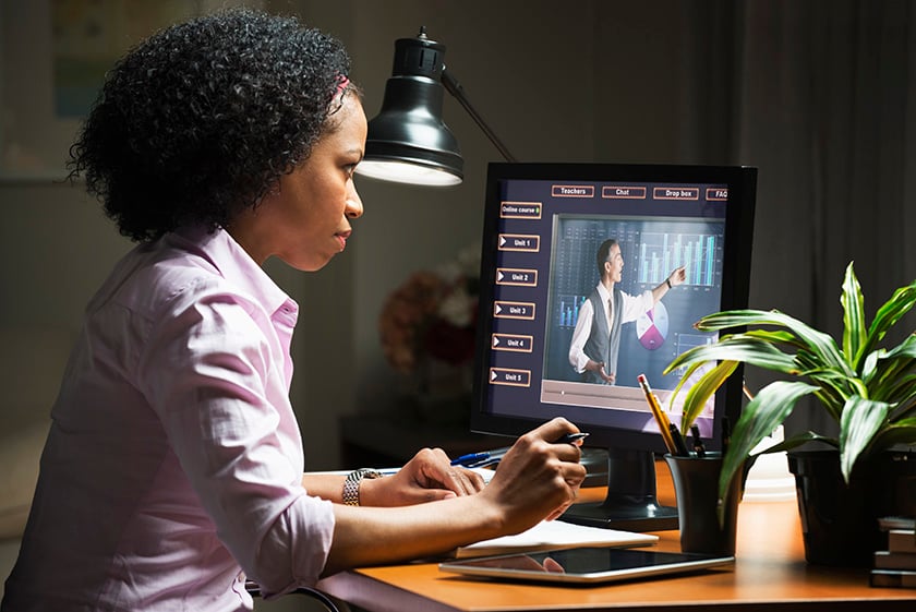 Lernender am Desktop-Comupter, der eine E-Learning-Lektion auf dem Bildschirm betrachtet