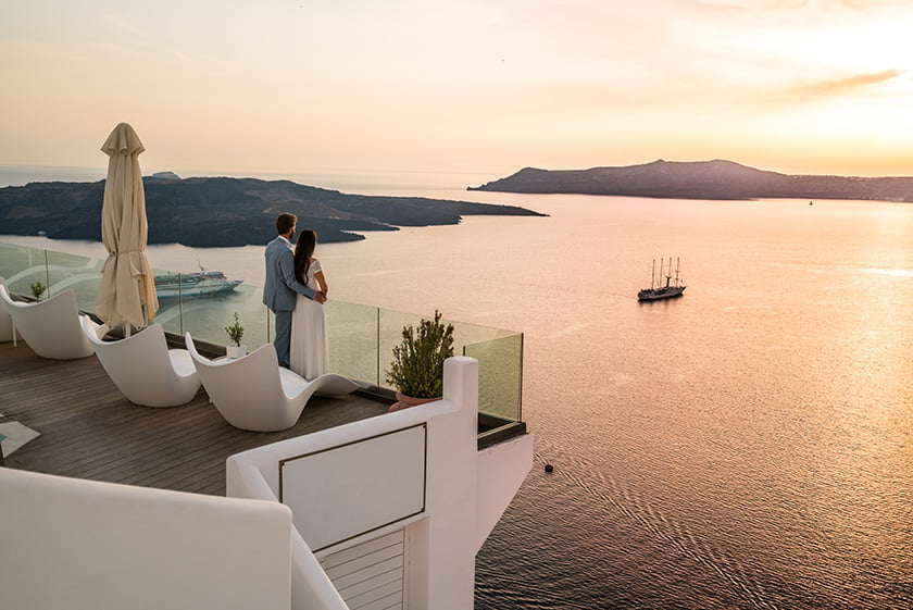Paar an einem romantischen Ort – Luxushotel in Griechenland mit Meerblick.